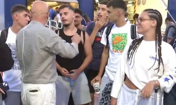 Νεαρός οπαδός του Ολυμπιακού ζήτησε από τον Βαγγέλη Μαρινάκη να πάρει καλούς παίκτες για τη νέα σεζόν