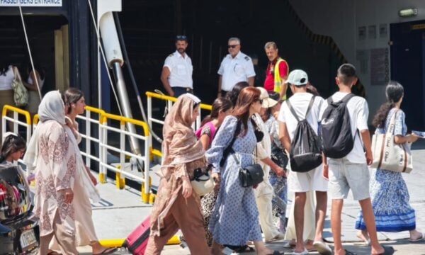Μεγάλη έξοδος αδειούχων: Γεμάτα φεύγουν τα πλοία από τον Πειραιά, 100% πληρότητα στα ΚΤΕΛ και κίνηση στα διόδια