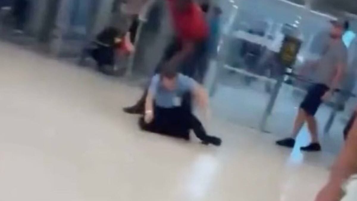 Ιρλανδός τουρίστας επιτέθηκε και τραυμάτισε αστυνομικούς και εργαζομένους στο αεροδρόμιο της Λισσαβώνας – ΒΙΝΤΕΟ 1 Ιρλανδός τουρίστας επιτέθηκε και τραυμάτισε αστυνομικούς και εργαζομένους στο αεροδρόμιο της Λισσαβώνας – ΒΙΝΤΕΟ