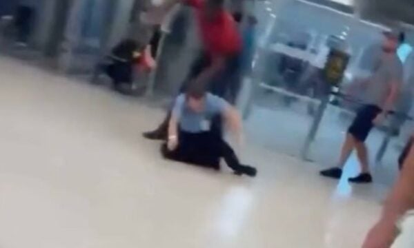 Ιρλανδός τουρίστας επιτέθηκε και τραυμάτισε αστυνομικούς και εργαζομένους στο αεροδρόμιο της Λισσαβώνας – ΒΙΝΤΕΟ