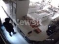 Νίκαια: Νέο βίντεο ντοκουμέντο από ληστεία στο ζαχαροπλαστείο όπου υπάλληλος κυνήγησε με σφουγγαρίστρα τον δράστη
