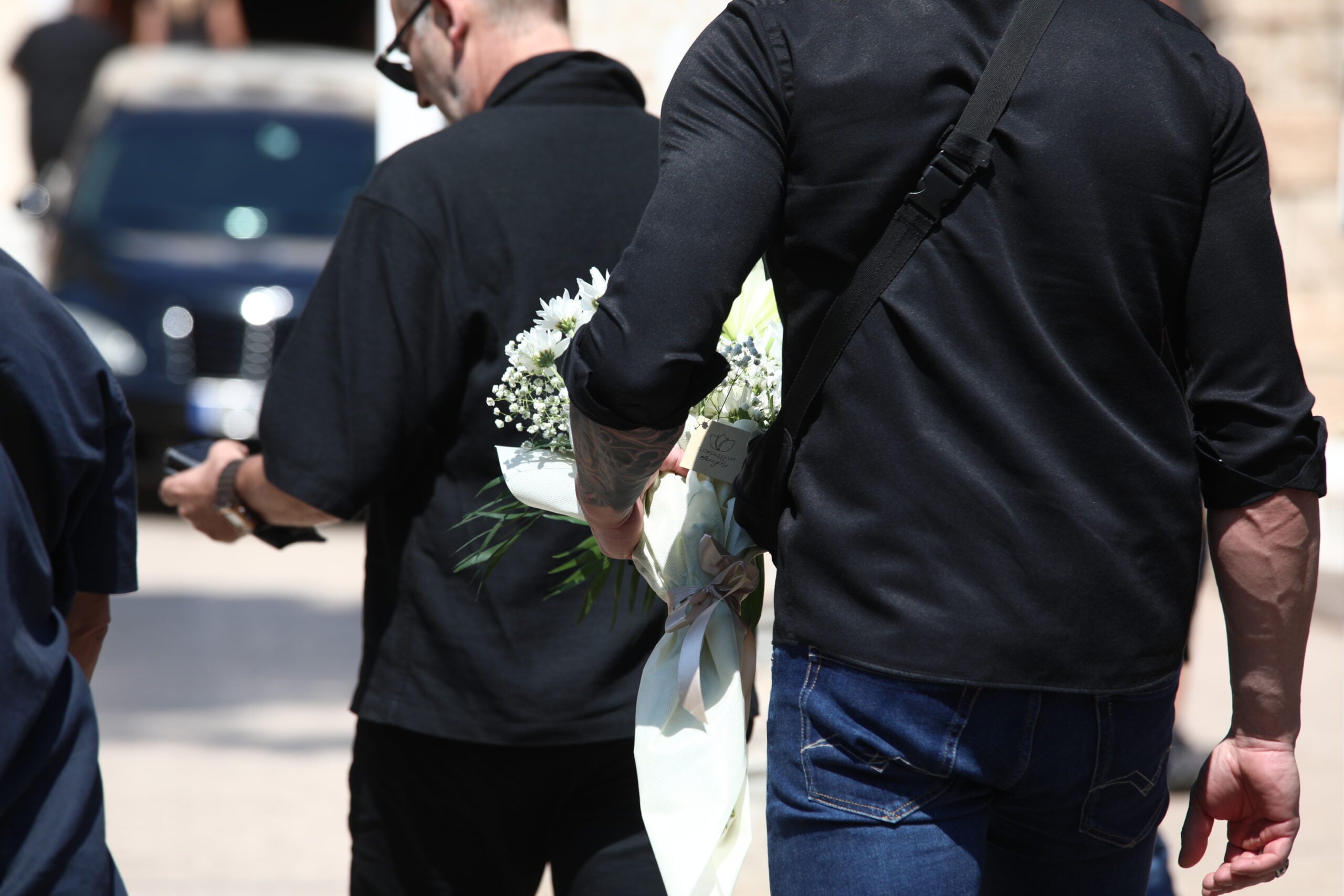 Κηδεία Λορέντζο Καριέρε: Πλήθος κόσμου στο τελευταίο «αντίο» – Συντετριμμένοι η σύζυγός του και οι «Φίλοι για πάντα» 21 Κηδεία Λορέντζο Καριέρε: Πλήθος κόσμου στο τελευταίο «αντίο» – Συντετριμμένοι η σύζυγός του και οι «Φίλοι για πάντα»
