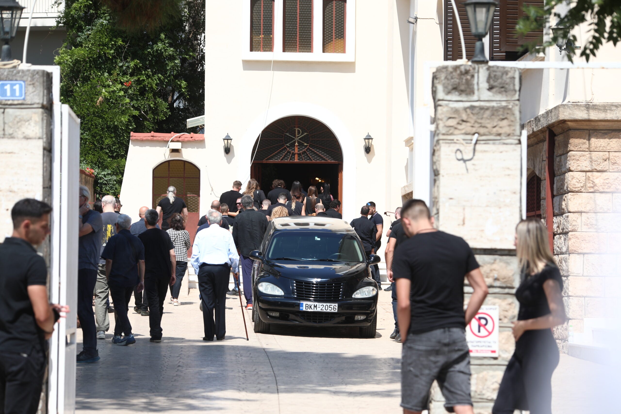 Κηδεία Λορέντζο Καριέρε: Πλήθος κόσμου στο τελευταίο «αντίο» – Συντετριμμένοι η σύζυγός του και οι «Φίλοι για πάντα» 14 Κηδεία Λορέντζο Καριέρε: Πλήθος κόσμου στο τελευταίο «αντίο» – Συντετριμμένοι η σύζυγός του και οι «Φίλοι για πάντα»