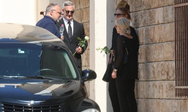 Κηδεία Λορέντζο Καριέρε: Μαυροφορεμένη και συντετριμμένη η σύζυγός του, Έλενα Κατραβά (Φωτογραφίες)