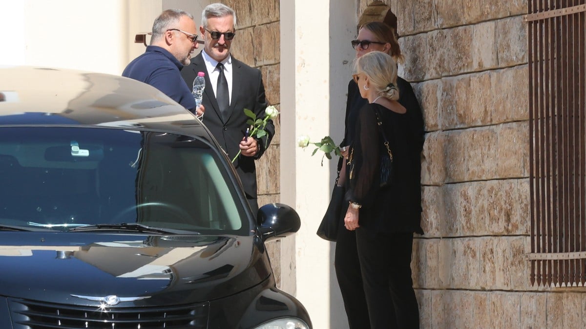 Κηδεία Λορέντζο Καριέρε: Μαυροφορεμένη και συντετριμμένη η σύζυγός του, Έλενα Κατραβά (Φωτογραφίες)