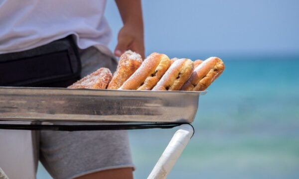 Τρως λουκουμά στην παραλία; 7 κανόνες για να μην το μετανιώσεις