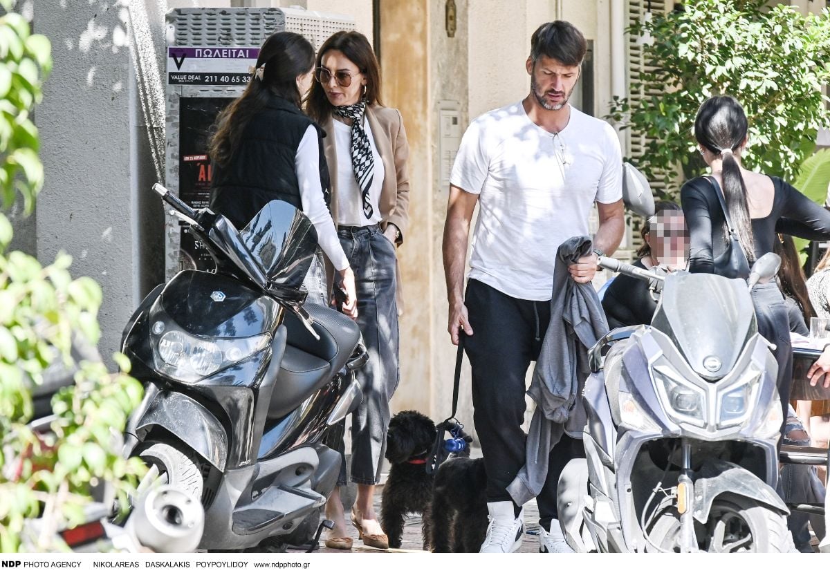 Μπέττυ Μαγγίρα και Δημήτρης Μάζης: Η κόρη τους Αντριάνα σε σπάνια οικογενειακή έξοδο (Φωτογραφίες) 16 Η Μπέττυ Μαγγίρα με την οικογένειά της στο Κολωνάκι