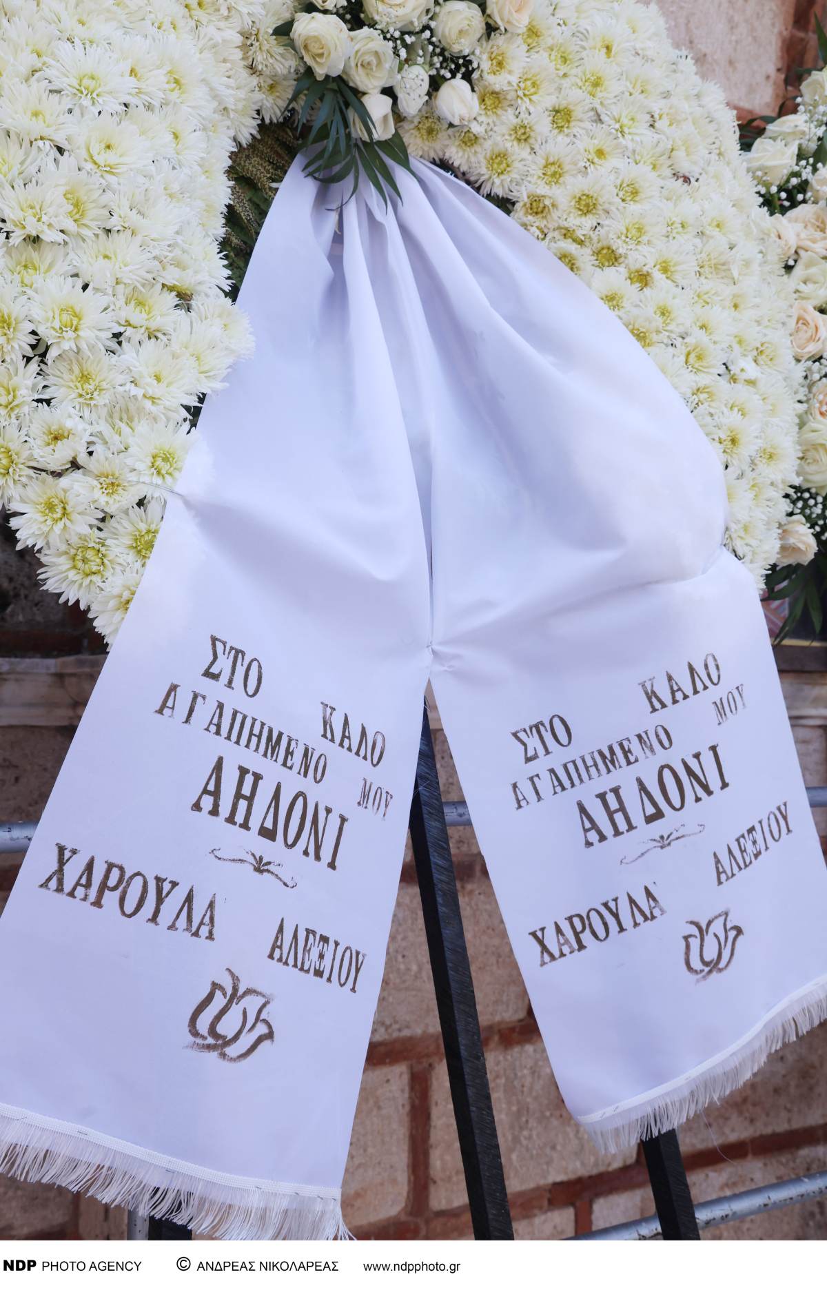 Κηδεία Μαίρης Λίντα: Η πιο σπαρακτική στιγμή στο τελευταίο αντίο – Τι έκανε ο κόσμος μόλις βγήκε το φέρετρο από την εκκλησία 27 Μαίρη Λίντα κηδεία