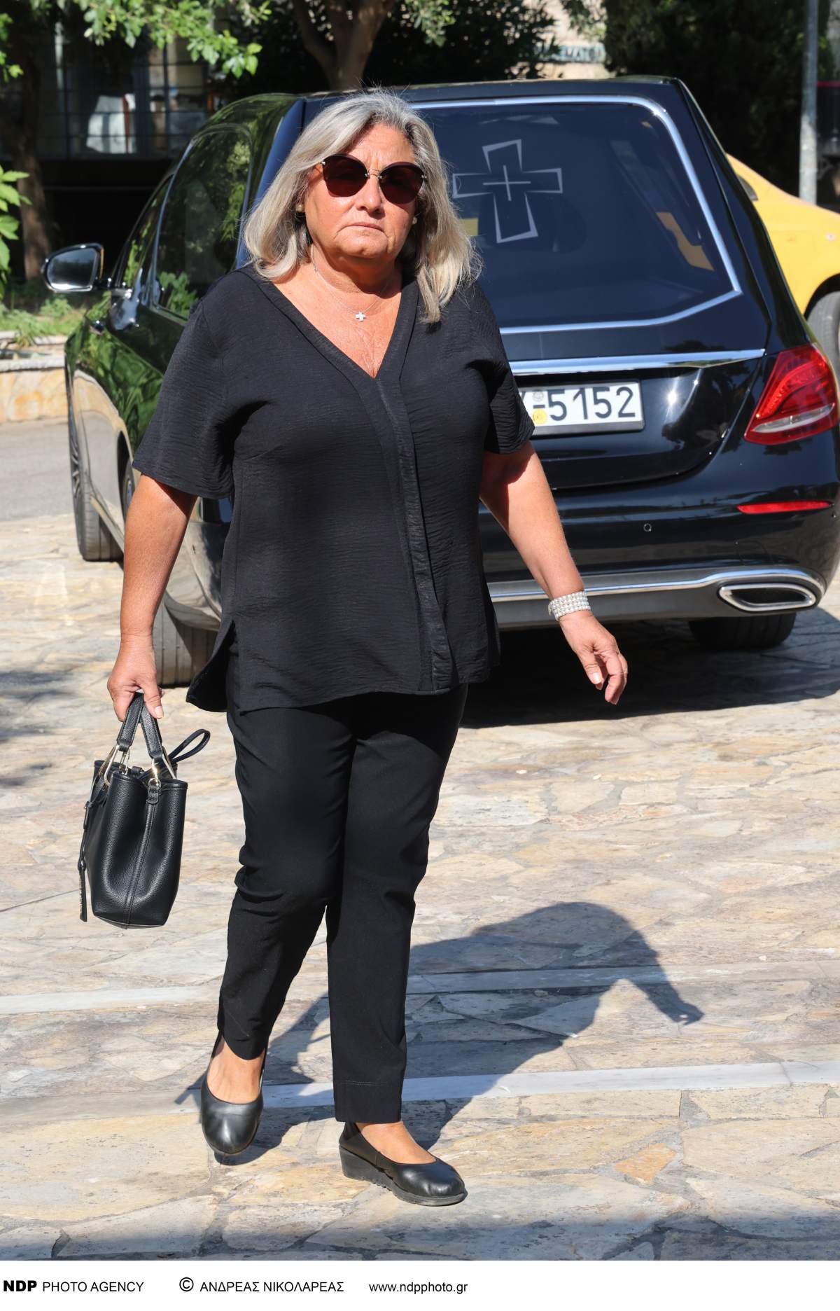 Κηδεία Μαίρης Λίντα: Η πιο σπαρακτική στιγμή στο τελευταίο αντίο – Τι έκανε ο κόσμος μόλις βγήκε το φέρετρο από την εκκλησία 24 Μαίρη Λίντα κηδεία