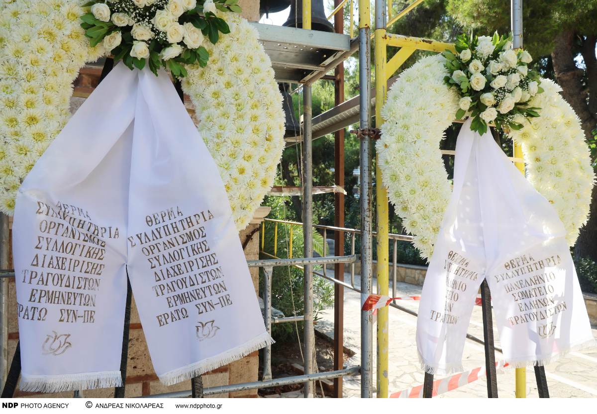 Κηδεία Μαίρης Λίντα: Η πιο σπαρακτική στιγμή στο τελευταίο αντίο – Τι έκανε ο κόσμος μόλις βγήκε το φέρετρο από την εκκλησία 22 Μαίρη Λίντα κηδεία
