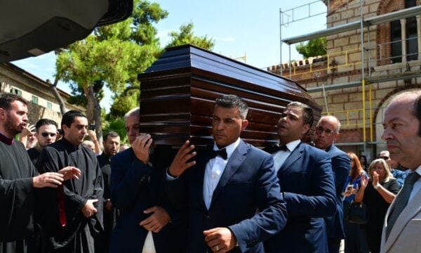 Κηδεία Μαίρης Λίντα: Η πιο σπαρακτική στιγμή στο τελευταίο αντίο – Τι έκανε ο κόσμος μόλις βγήκε το φέρετρο από την εκκλησία