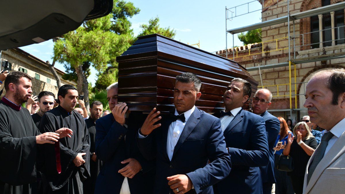 Κηδεία Μαίρης Λίντα: Η πιο σπαρακτική στιγμή στο τελευταίο αντίο – Τι έκανε ο κόσμος μόλις βγήκε το φέρετρο από την εκκλησία