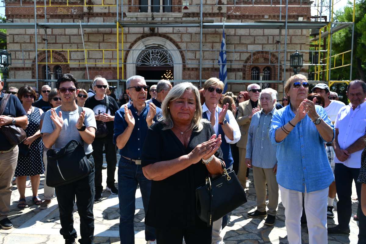 Κηδεία Μαίρης Λίντα: Η πιο σπαρακτική στιγμή στο τελευταίο αντίο – Τι έκανε ο κόσμος μόλις βγήκε το φέρετρο από την εκκλησία 19 Κηδεία Μαίρης Λίντα