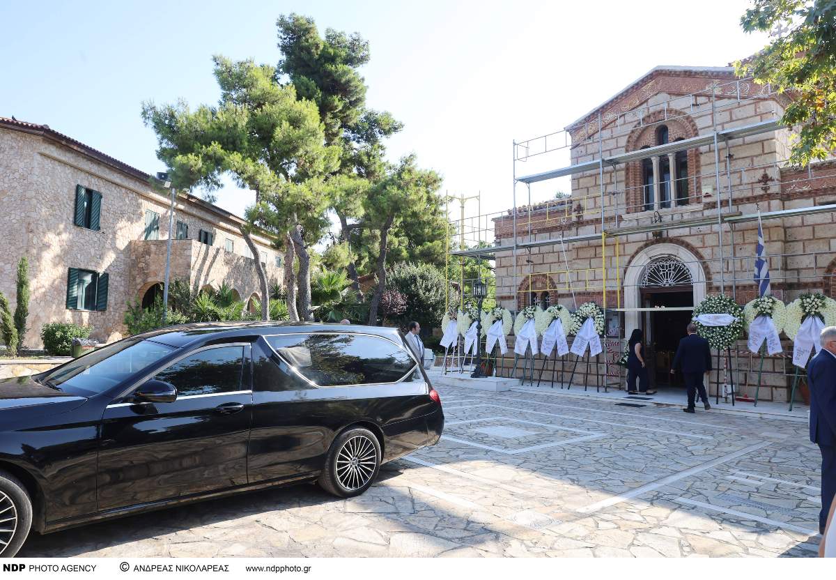 Κηδεία Μαίρης Λίντα: Η κόρη της, Ευαγγελία, στο τελευταίο αντίο - Φωτογραφία 8 Μαίρη Λίντα κηδεία