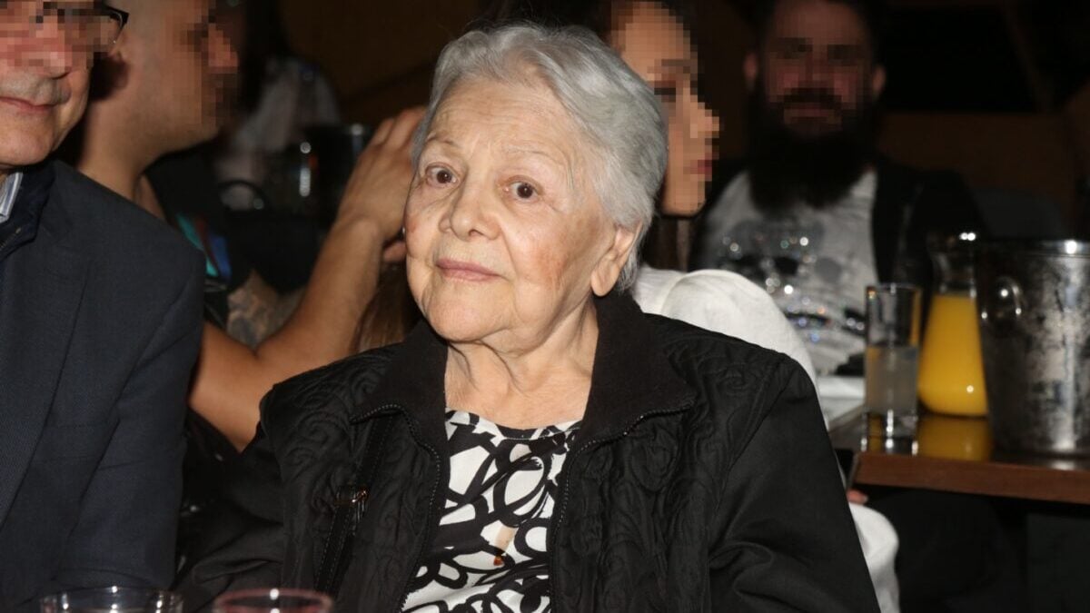 Μαίρη Λίντα: Η δολοφονία της μητέρας της σημάδεψε τη ζωή της – Διαρρήκτες την χτύπησαν και την έκαψαν ζωντανή 1 Μαίρη Λίντα: Η δολοφονία της μητέρας της σημάδεψε τη ζωή της – Διαρρήκτες την χτύπησαν και την έκαψαν ζωντανή