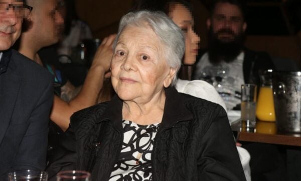 Μαίρη Λίντα: Η δολοφονία της μητέρας της σημάδεψε τη ζωή της – Διαρρήκτες την χτύπησαν και την έκαψαν ζωντανή