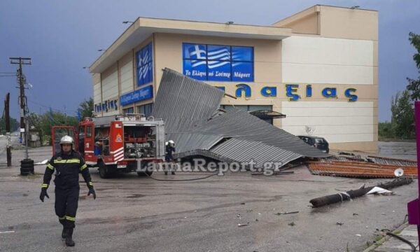 Κακοκαιρία χτυπά την χώρα: Άνεμοι ξήλωσαν στέγη στη Μακρακώμη, πλημμύρες στη Λαμία – Ανεμοστρόβιλος προκάλεσε ζημιές στη Χαλκιδική