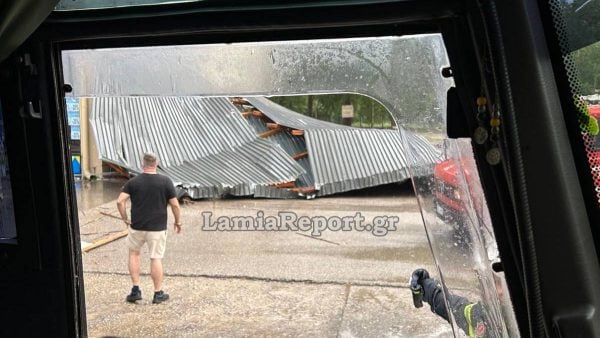 Κακοκαιρία χτυπά την χώρα: Άνεμοι ξήλωσαν στέγη στη Μακρακώμη, πλημμύρες στη Λαμία – Ανεμοστρόβιλος προκάλεσε ζημιές στη Χαλκιδική 11 Κακοκαιρία χτυπά την χώρα: Άνεμοι ξήλωσαν στέγη στη Μακρακώμη, πλημμύρες στη Λαμία – Ανεμοστρόβιλος προκάλεσε ζημιές στη Χαλκιδική