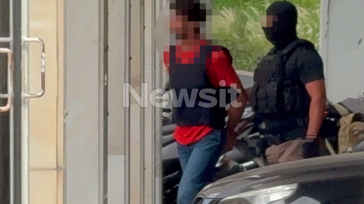 Οι δύο συλληφθέντες για την υπόθεση της Marfin στον εισαγγελέα 1 Οι δύο συλληφθέντες για την υπόθεση της Marfin στον εισαγγελέα