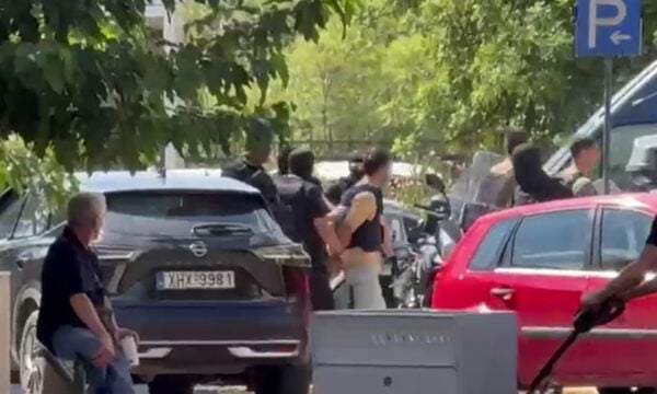 Marfin: Οι δύο 42χρονοι συλληφθέντες στην Ευελπίδων για να απολογηθούν για την εμπρηστική επίθεση