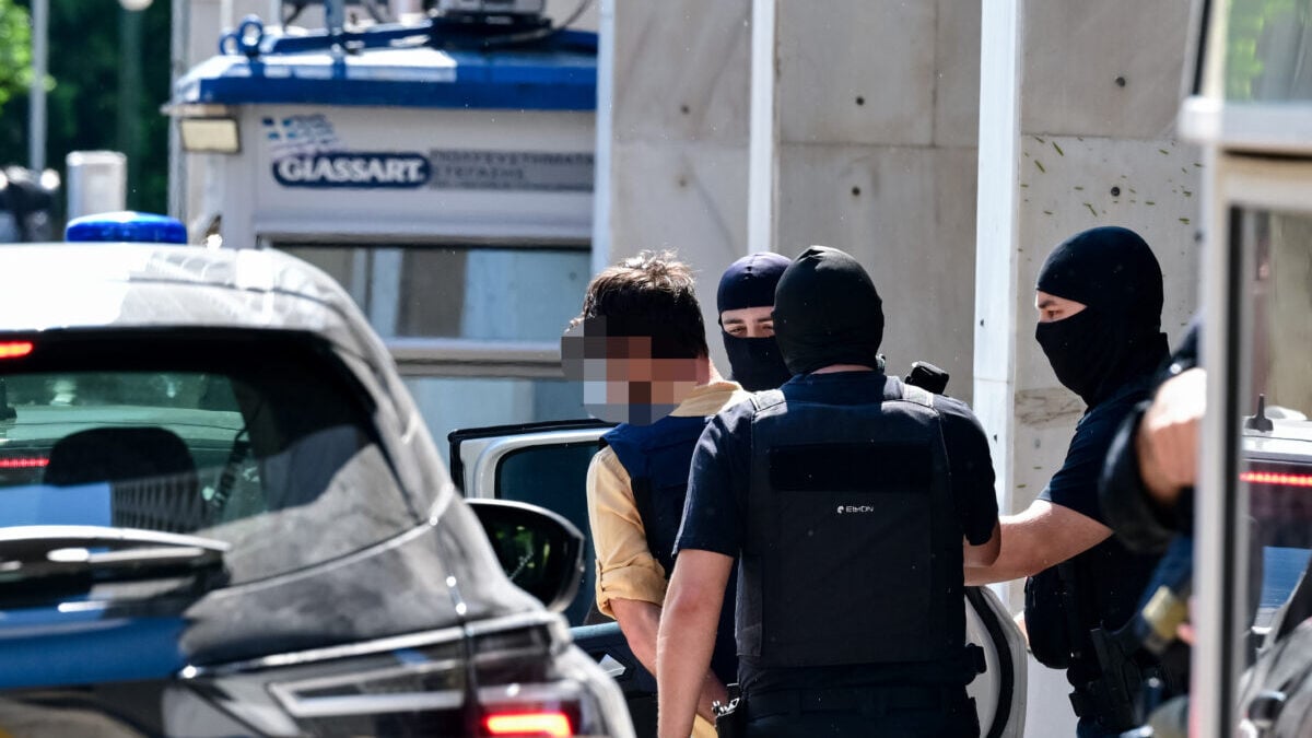 Marfin: Αρνούνται τις κατηγορίες και αμφισβητούν το ανώνυμο ηλεκτρονικό email οι δύο 42χρονοι συλληφθέντες για την εμπρηστική επίθεση 1 Marfin: Αρνούνται τις κατηγορίες και αμφισβητούν το ανώνυμο ηλεκτρονικό email οι δύο 42χρονοι συλληφθέντες για την εμπρηστική επίθεση