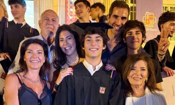 Μαρίνα Βερνίκου – Μίλτος Καμπουρίδης: Ο γιος τους αποφοίτησε από το Κολλέγιο Αθηνών, φωτογραφίες από την ορκωμοσία