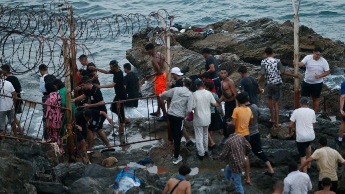 Θέουτα: 60.000 μετανάστες πέρασαν τα σύνορα, 34 νεκροί 1 Θέουτα: 60.000 μετανάστες πέρασαν τα σύνορα, 34 νεκροί