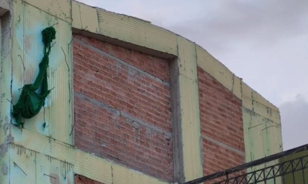 Πτώση μεσοτοιχίας στο Μαρούσι: «Τραντάχτηκε όλο το σπίτι, έπεσε μεγάλο κομμάτι τοίχου πάνω στον γείτονα»
