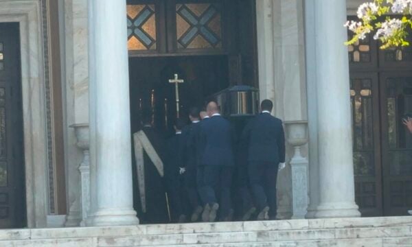 Μάρω Κοντού: Στη Μητρόπολη Αθηνών η σορός της – Συγκίνηση στην τελευταία αποχαιρετιστήρια τελετή για τη μεγάλη ηθοποιό