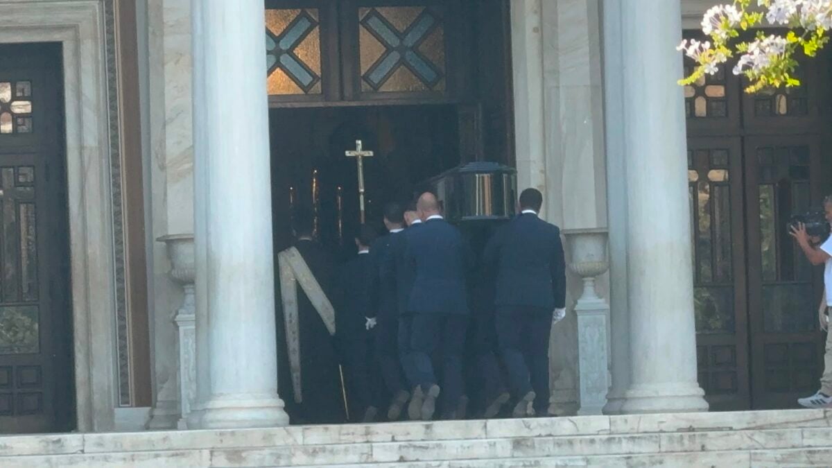 Μάρω Κοντού: Στη Μητρόπολη Αθηνών η σορός της – Συγκίνηση στην τελευταία αποχαιρετιστήρια τελετή για τη μεγάλη ηθοποιό