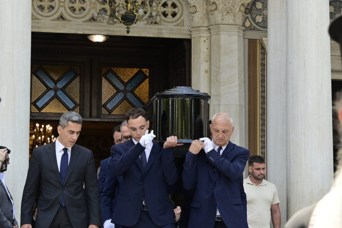 Κηδεία Μάρως Κοντού: Η Ελλάδα αποχαιρέτησε την «Ελενίτσα» με θερμό χειροκρότημα – Συγκίνησαν οι επικήδειοι 22 Κηδεία Μάρως Κοντού: Η Ελλάδα αποχαιρέτησε την «Ελενίτσα» με θερμό χειροκρότημα – Συγκίνησαν οι επικήδειοι