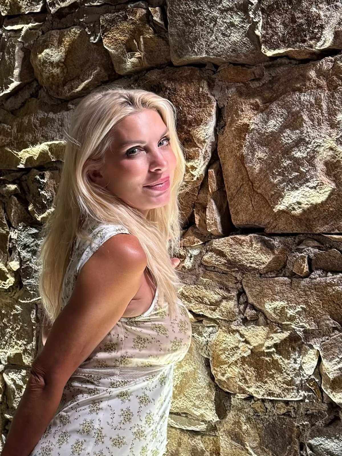 Η Μενεγάκη: Οι νέες φωτογραφίες από το ταξίδι στη Νάξο για prive party σε χλιδάτο ξενοδοχείο 13 Μενεγάκη Ελένη