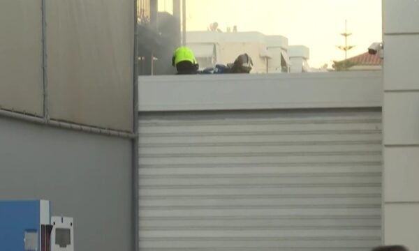 Φωτιά σε επιχείρηση στο Μενίδι: Διακοπή κυκλοφορίας στη Λεωφόρο Δημοκρατίας