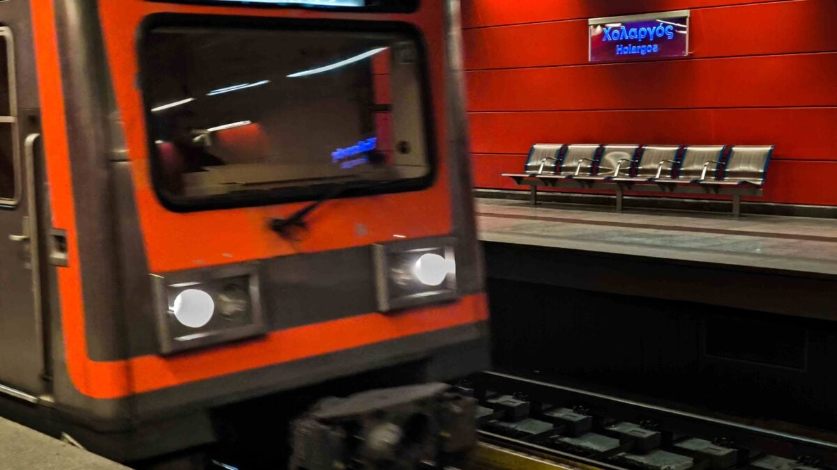 Σταθμός του ΗΣΑΠ στο Θησείο ψεκάζει δροσιά στο βίντεο 1 Σταθμός του ΗΣΑΠ στο Θησείο ψεκάζει δροσιά στο βίντεο