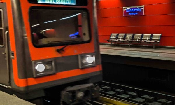 Σταθμός του ΗΣΑΠ στο Θησείο ψεκάζει δροσιά στο βίντεο