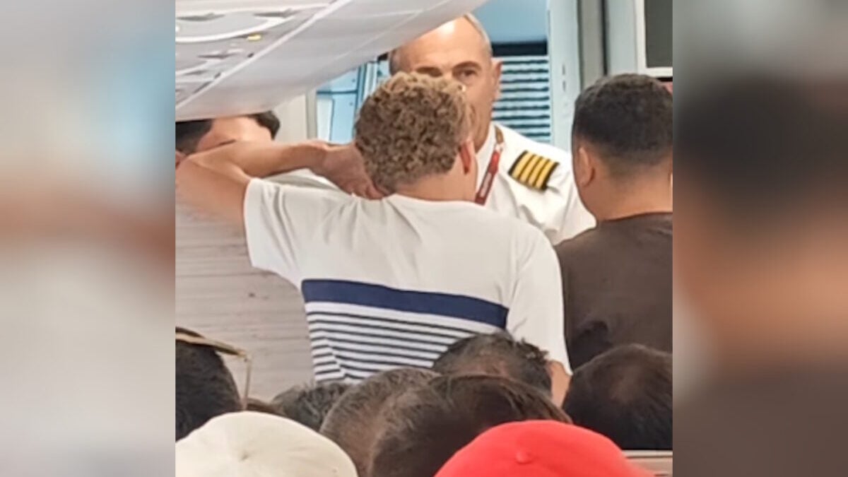 Μύκονος: Νεαροί καθυστέρησαν πτήση πάνω από 3 ώρες στο αεροδρόμιο – Αστυνομικοί τους έβγαλαν από το αεροπλάνο 1 Μύκονος: Νεαροί καθυστέρησαν πτήση πάνω από 3 ώρες στο αεροδρόμιο – Αστυνομικοί τους έβγαλαν από το αεροπλάνο