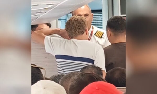 Μύκονος: Νεαροί καθυστέρησαν πτήση πάνω από 3 ώρες στο αεροδρόμιο – Αστυνομικοί τους έβγαλαν από το αεροπλάνο