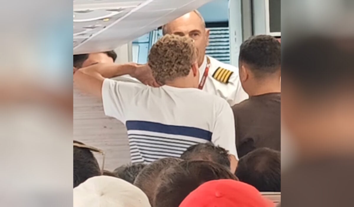 Μύκονος: Νεαροί καθυστέρησαν πτήση πάνω από 3 ώρες στο αεροδρόμιο – Αστυνομικοί τους έβγαλαν από το αεροπλάνο