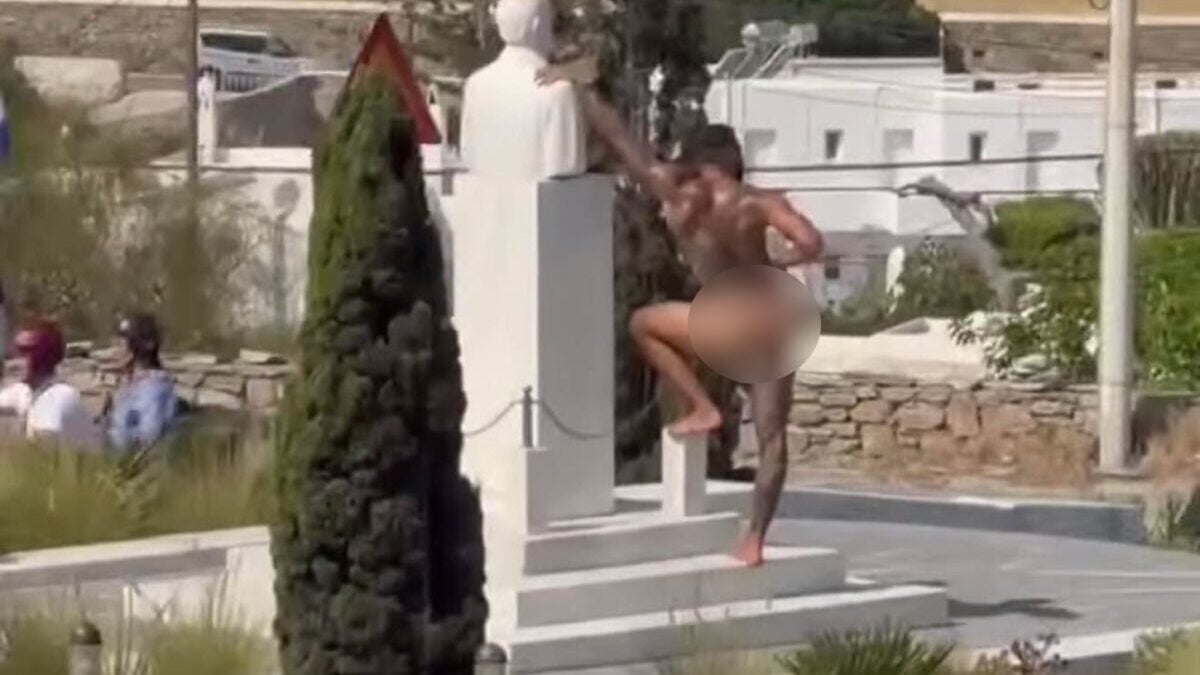 Μύκονος: Εκατομμυριούχος influencer ο άνδρας που πόζαρε γυμνός μπροστά στο άγαλμα 1 Μύκονος: Εκατομμυριούχος influencer ο άνδρας που πόζαρε γυμνός μπροστά στο άγαλμα