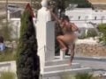 Μύκονος: Εκατομμυριούχος influencer ο άνδρας που πόζαρε γυμνός μπροστά στο άγαλμα