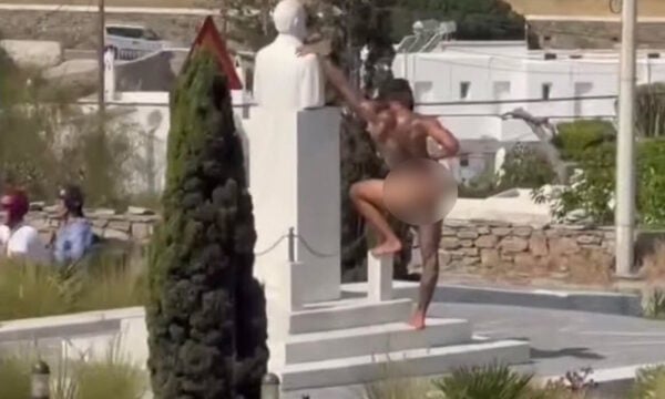 Μύκονος: Εκατομμυριούχος influencer ο άνδρας που πόζαρε γυμνός μπροστά στο άγαλμα