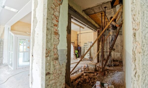 Ανακαίνιση κατοικίας: Κρίσιμες εργασίες, κόστος, άδειες και οικονομικά κίνητρα