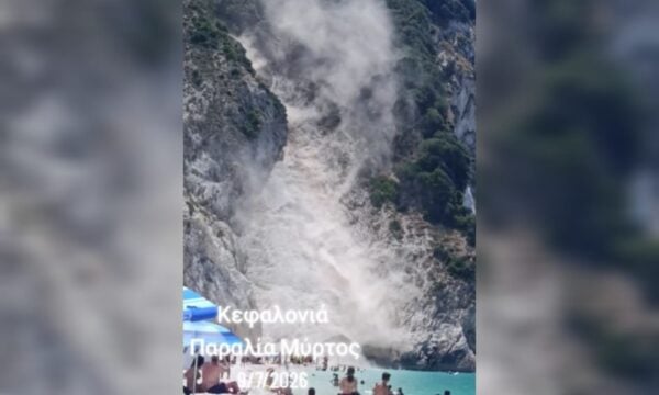 Κεφαλονιά: Κατολίσθηση στον Μύρτο – Βράχια και χώματα στην παραλία