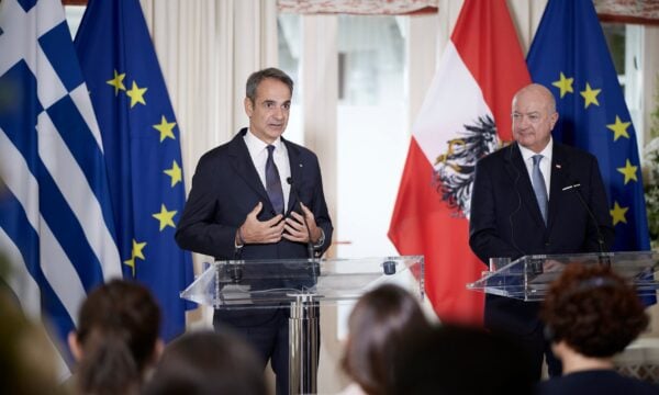 Μητσοτάκης από Αυστρία: Δεν υπάρχουν εύκολες λύσεις για τις τιμές των καυσίμων