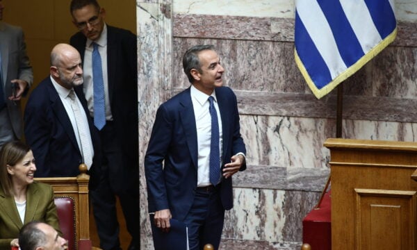 Γεροβασίλη και Μητσοτάκης: σχόλιο για την αναζήτηση ομιλητή στη Βουλή