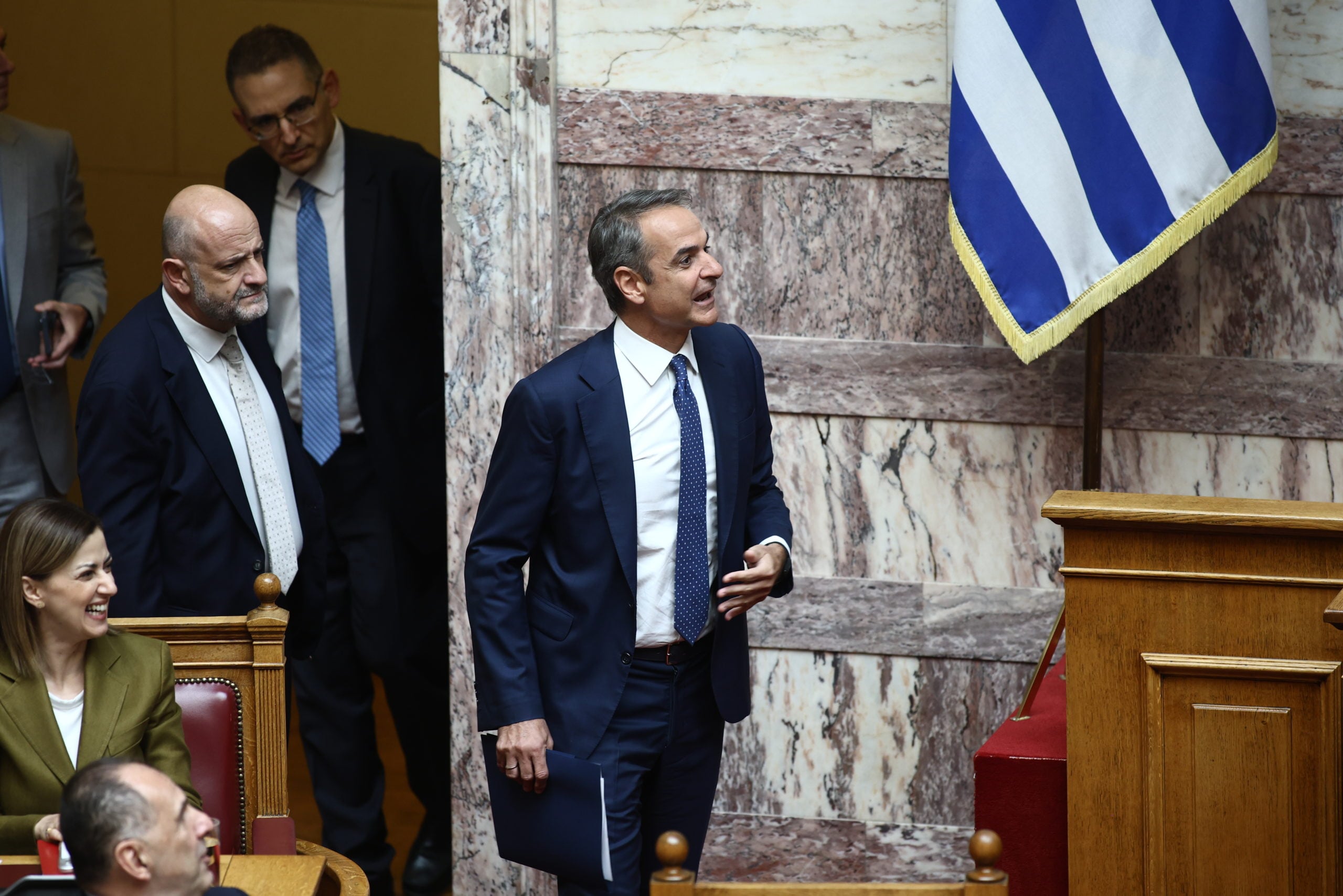 Γεροβασίλη και Μητσοτάκης: σχόλιο για την αναζήτηση ομιλητή στη Βουλή