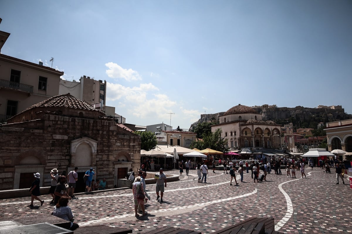 Συναγερμός στο Μοναστηράκι: Εντοπίστηκε ύποπτη βαλίτσα, έκλεισαν τρεις δρόμοι