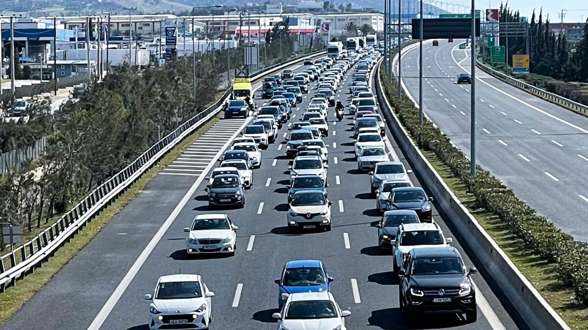 Φωτιά σε αυτοκίνητο στην Αττική Οδό: Καθυστερήσεις στην περιοχή των Αχαρνών 2 Φωτιά σε αυτοκίνητο στην Αττική Οδό: Καθυστερήσεις στην περιοχή των Αχαρνών