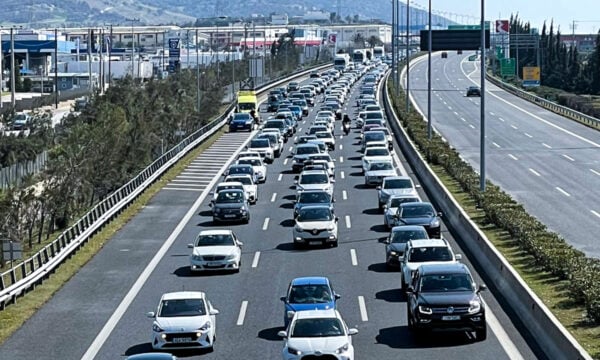 Φωτιά σε αυτοκίνητο στην Αττική Οδό: Καθυστερήσεις στην περιοχή των Αχαρνών