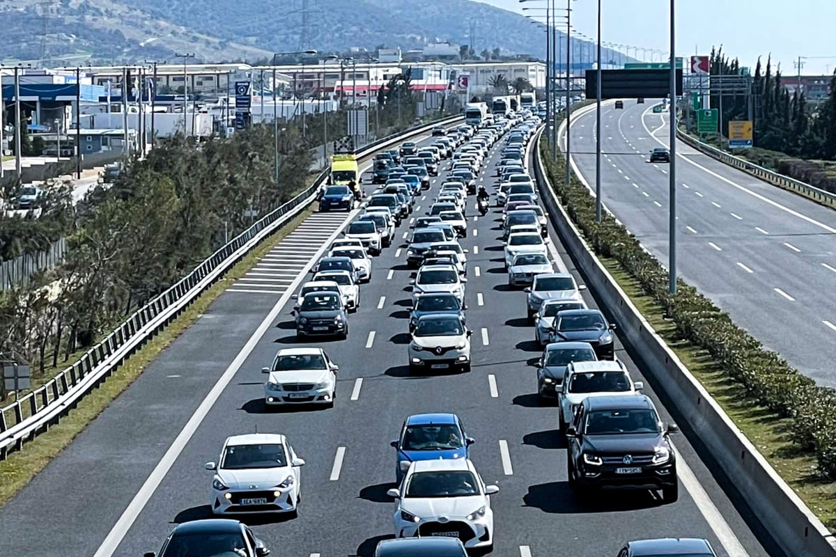Φωτιά σε αυτοκίνητο στην Αττική Οδό: Καθυστερήσεις στην περιοχή των Αχαρνών